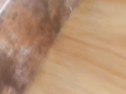 红花绿叶-新宝地2016白皮靴女生脱下裤子,拉到池子里,哗哗直响