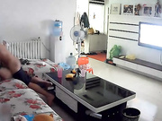 经典！客厅狂干漂亮小姨子，儿子突然闯进来，你门在干嘛啊