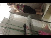 花钱雇人偷拍游泳馆冲洗间妹子嘘嘘然后再换位置拍大奶妹子淋浴