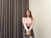 与身材娇小的黑发美女穿着屁股不小心撕破的牛仔裤进行热辣性爱