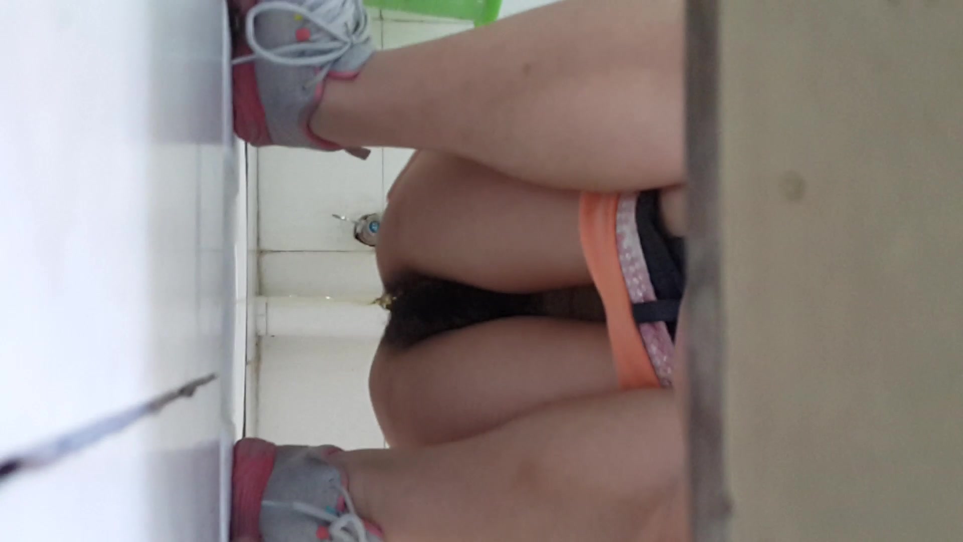 國內廁拍大神潛入某高校教學樓公共女廁近距離拍攝各式美女學妹如廁 逼逼肥嫩貌似得還未開苞啊 1080P高清無水印