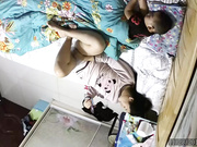 家庭网络摄像头监控TP骚妈把孩子哄睡后玩手机视频对着自己的逼和奶子给对方撸管