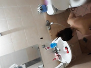 晚上无聊趴窗户偷窥发廊的洗头妹洗澡奶子还挺大的下面毛毛也很黑