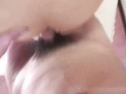 拥有美丽巨乳和出众身材的年轻妻子，在三人行中感到舒适，并多次被中出