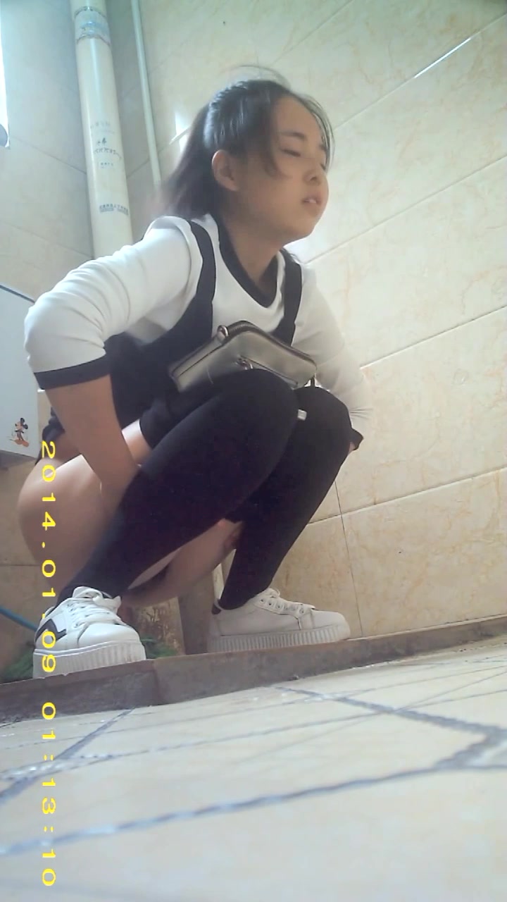 國內某高校公共女廁全景偷拍各式美女少婦如廁 貌似得還未開苞啊 720P原版高清