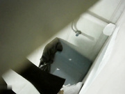 國內廁拍大神拍攝東莞某電子廠公共女廁里各式美女白領如廁噓噓 貌似玩手機的財務出納逼逼吊著一條白帶 1080P高清