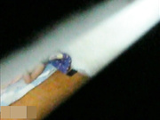 精品推薦 冒死爬上屋頂拍攝出租屋裏剛入住的大學生美女 雪白肌膚堅挺美乳絕對誘惑 足足拍了半個小時～720P高清