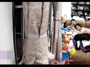 居家攝像頭黑客破解拍攝到的美嬌妻趴在沙發上邊玩手機邊吃雞巴啪啪 味道就是不一樣啊 露臉高清