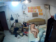 居家攝像頭破解拍攝到的出租屋農民工大叔睡前和正在玩手機媳婦來一炮 原版高清