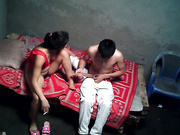 猥瑣高挑帥小夥出租屋約了個豐滿紅衣兼職少婦泄瀉火 抽根煙開戰幹的滿頭大汗 無套內射中出～720P高清