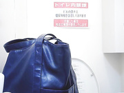 最新流出-美女如雲的高級餐廳公共衛生間拍攝到的各種風格氣質美女如廁 有個牛仔背帶褲妹子擦逼逼的姿勢很誘人 720P高清原版