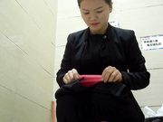 某大型商場公共衛生間拍攝到的各式美女少婦如廁 黑絲開檔內褲肥臀大屁股看得誘惑十足 1080P高清