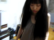 女友霸占电脑玩游戏，无聊只能玩她的奶子了