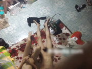 出租屋偷窥隔壁小两口过夫妻生活男的还挺猛的