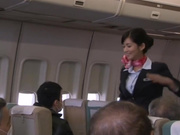 飞机上空姐细心服务