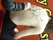 广场上两个妹子光着上身做彩绘模特,发现我在拍她愤怒的瞪着我