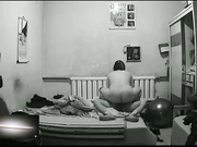 居家攝像頭黑客破解拍攝到的胖媳婦與瘦弱老公啪啪過性生活 貌似貼著膏藥還瘋玩 太騷了 露臉高清