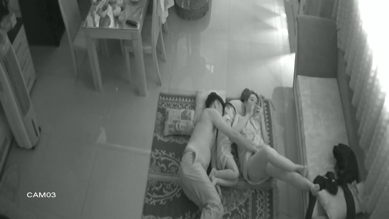 居家網絡攝像頭黑客破解拍攝到的小夫妻待孩子睡著後沙發上啪啪過性生活 騎坐雞巴上小蠻腰扭動爽的欲仙欲死 露臉高清