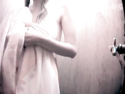 精品推薦 近距離偷拍一個超大的吊鍾奶美少女洗澡更衣 雪白肌膚堅挺美乳看得讓人欲火焚身 1080P高清原版