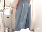 【全網首發】【最新廁拍】十二月最新流出-商場高級座廁前後固定偷拍 看打扮都是些潮流時尚美女 長裙絲襪肥臀鮑魚多多值得收藏～原版高清