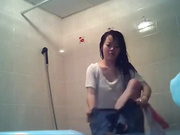 精品推薦 出租屋浴室攝像頭偷拍到的女友閨蜜沐浴更衣 雪白肌膚堅挺美乳看得讓人欲火焚身 毛毛性感誘惑 原版高清