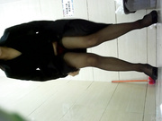 最新流出作品-國內某商場公共女廁拍攝到的各式美女少婦如廁 有個紅內褲妹子顏值蠻高的～2V露臉高清 (1)