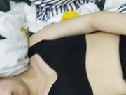 清纯水嫩的大学美女被猥琐眼镜男带回出租屋用超大振动棒搞得淫水直流后再狠狠抽插,这种玩法迟早要被操坏