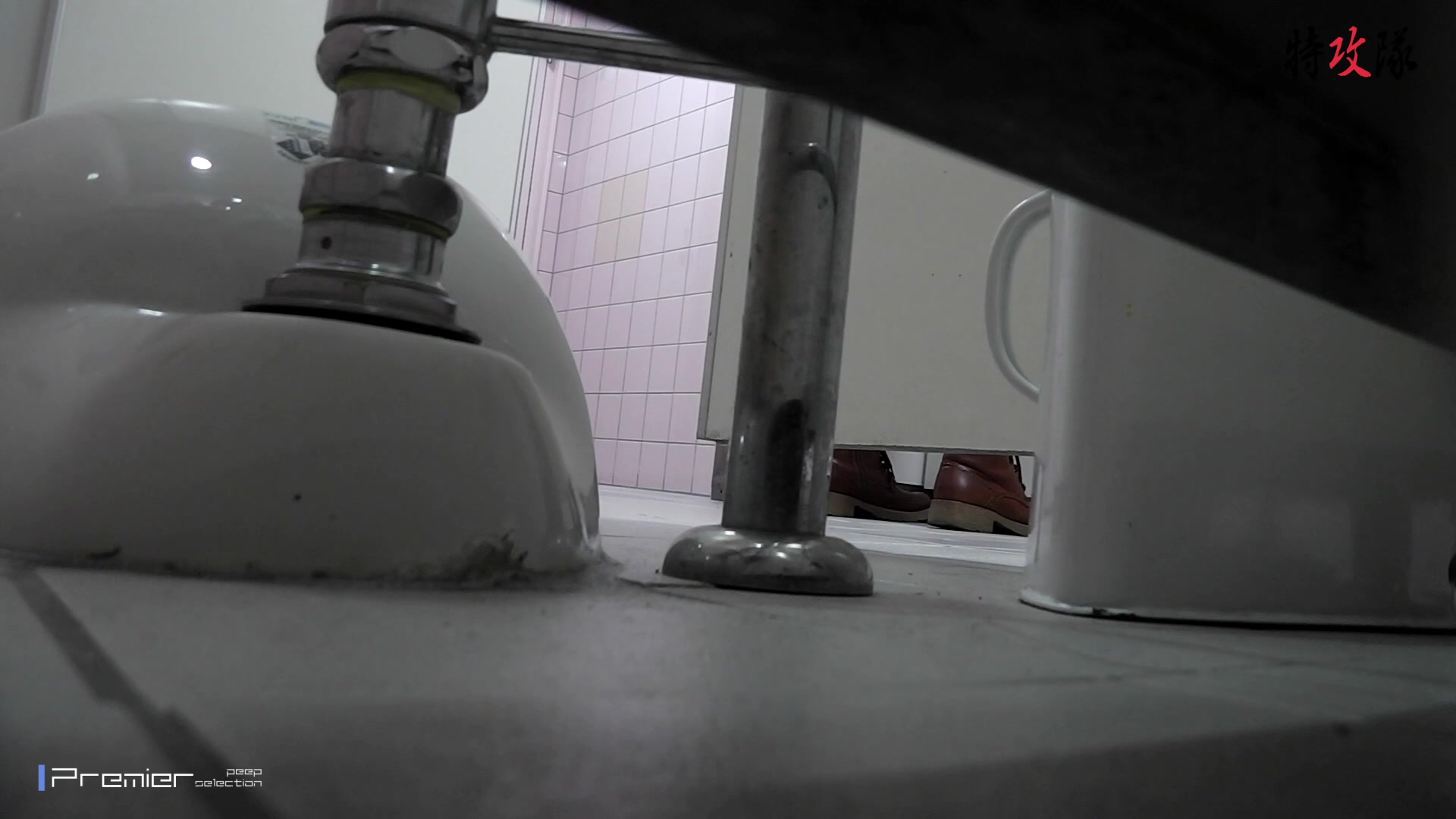 最新流出蹲守公共女衛生間隔間拍攝到的多位年輕漂亮美眉如廁噓噓 有個妹子尿完居然還揉捏陰唇自慰 1080P高清原版