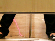 國內廁拍牛人潛入某工業園寫字樓公共女廁偷拍白領姐姐們尿尿 貌似光線不夠開手機電筒補光拍攝 1080P高清原版無水印