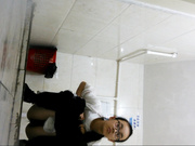 新全景高校女廁正面拍攝3個很有知識範黑框眼鏡美眉如廁噓噓 肥嫩逼逼看得誘惑十足 1080P高清