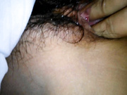 周末假期帶著朋友顏值不錯的遠方表妹景區遊玩 晚上吃飯灌醉帶入酒店脫光衣服任意玩弄 小穴粉嫩水超多 1080P原版高清