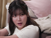 [AKDLD-323] えっ、マジ！！ラッキーな展開！！ 夜寝てたら布団の中で友達の彼女がチンポをシャブってきた - 2of5