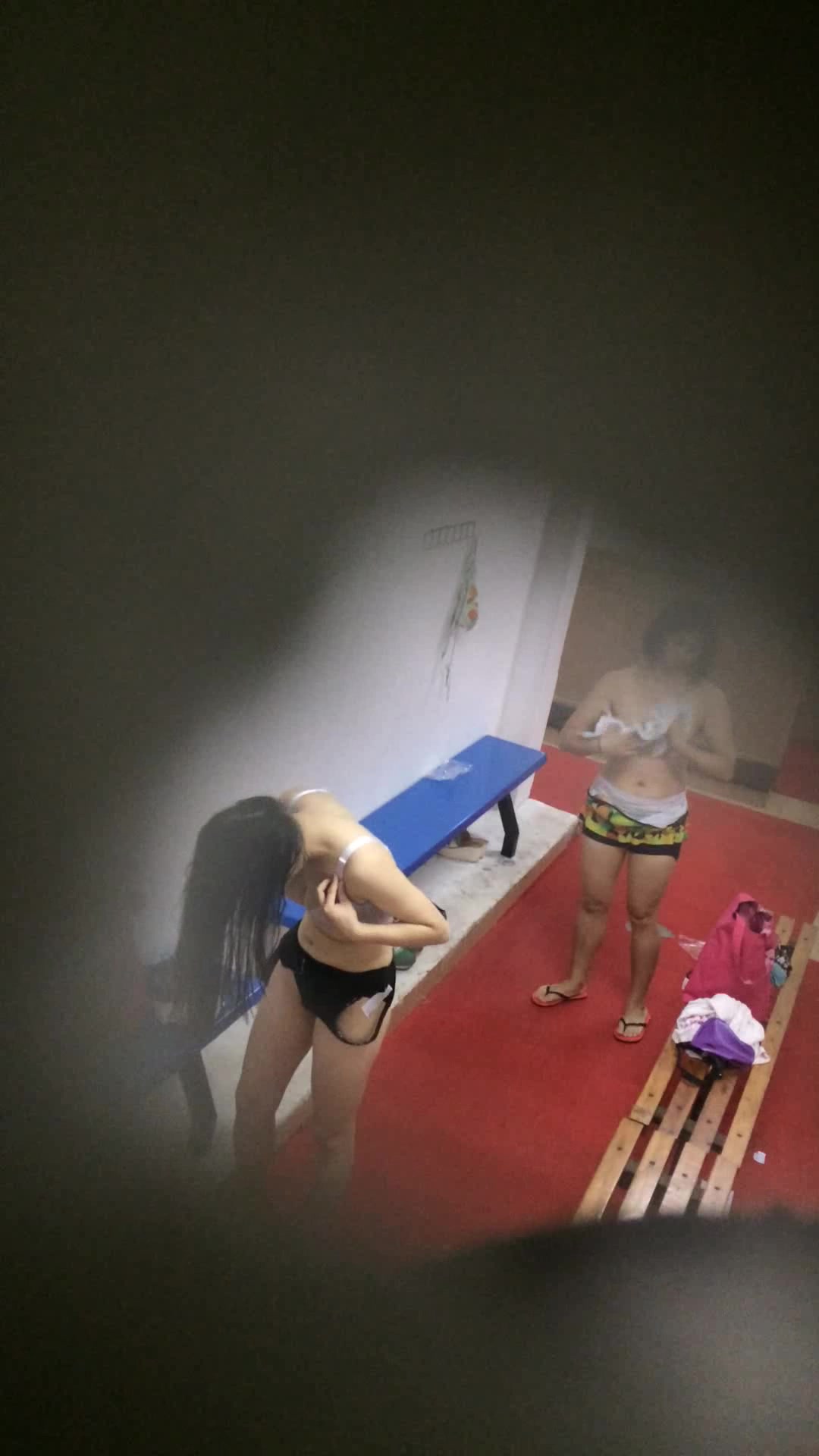 精品推薦 牛人某公共澡堂拍攝各式苗條水靈妹子沐浴更衣 苗條身材堅挺美乳看得讓人欲火焚身 1080P原版高清