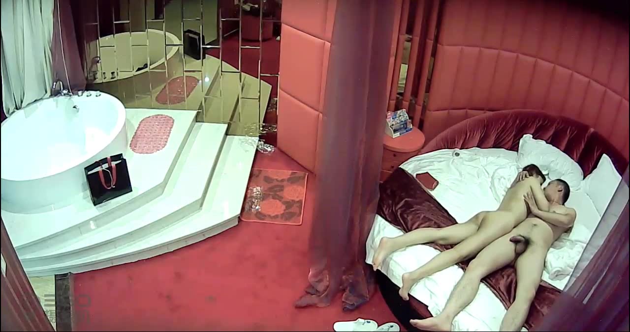 情趣酒店拍攝到的卷發眼鏡妹和男友開房愛愛 69互舔騎乘後入完事後還一起洗個鴛鴦浴 太刺激了 露臉高清