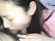 周末假期某學院大四騷浪學妹出租屋露臉給男友吃雞巴 口活功夫絕對杠杠的 絕對帝王般享受啊 國語1080P高清無水印