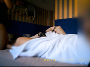 猥瑣平頭哥陌陌約炮97年童顏巨乳火山視頻裏的小網紅洋洋 穿著情趣制服裝張開雙腿給操幹得浪叫連連 國語1080P高清