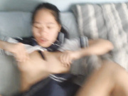 周末假期會玩的帥氣小夥居家爆操穿著情趣制服裝風騷女友 主動張開雙腿給操爽得嗷嗷直叫 表情到位 1080P高清原版