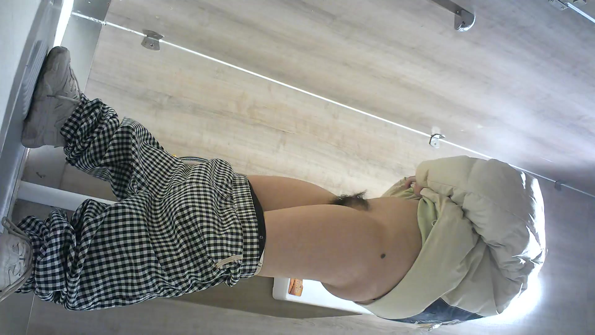 最新流出國內廁拍大神潛入某商場公共女廁全景偷拍各式美女少婦如廁噓噓 貌似有個眼鏡妹子邊看手機邊尿 1080P高清原版