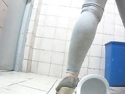 美女如雲的思密達蹲廁拍攝到的美女大屁股換衣服 身材顏值蠻不錯的 露臉高清