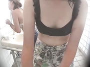 最新流出作品-某水上樂園女更衣室攝像頭拍攝到的一波接一波美女尿尿換衣 貌似有個鴨舌帽年輕妹子一對奶子超級大 720P高清