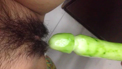 微信寂寞大学生黄瓜狂插嫩穴给我看