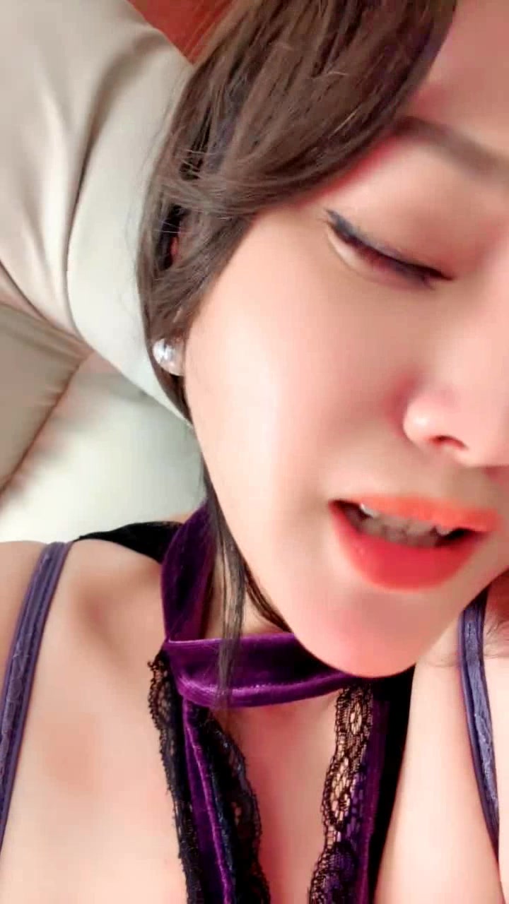 销魂的人妻少妇露脸发骚，大黑牛塞进骚穴抽插搅拌摩擦，浪叫呻吟表情好骚，喷水展示真刺激，揉奶浪叫好骚啊