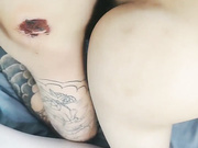 未经人事的两个嫩逼小妹，白丝情趣诱惑，淫声荡语不断，逼逼特写逼毛没几根，让纹身小哥揉奶玩逼轮着爆草