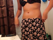 贵在真实，咸湿房主出租房正面高清偷拍，年轻混血租客小姐姐洗澡出浴全过程