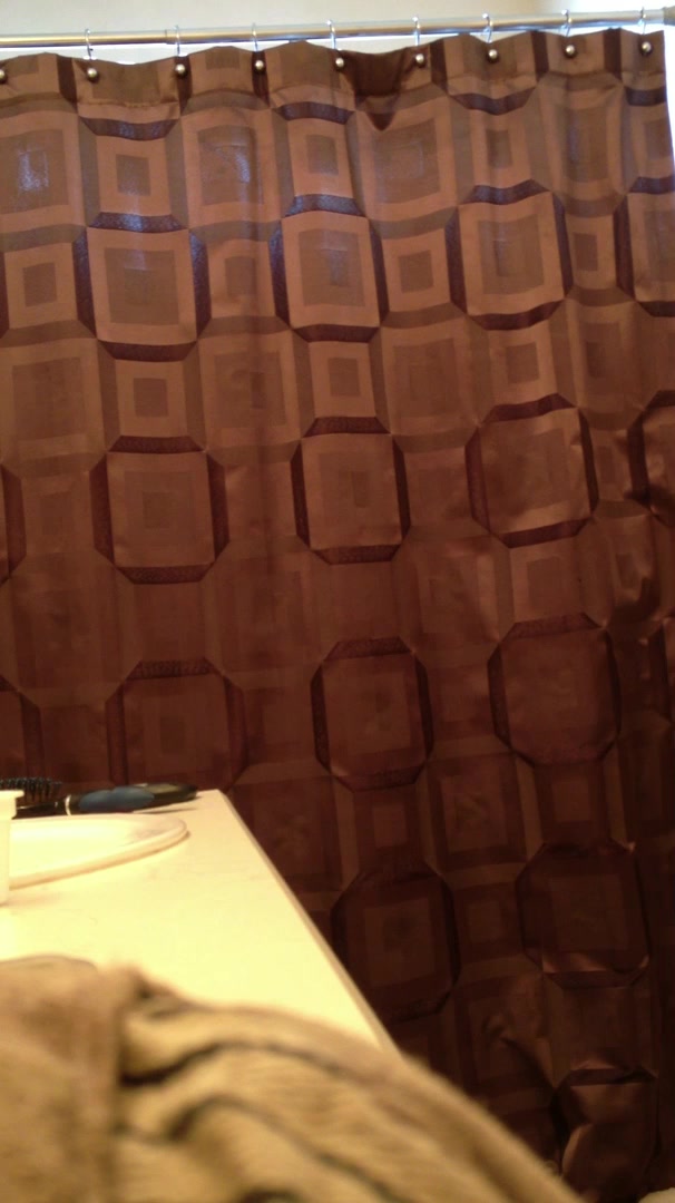 贵在真实，咸湿房主出租房正面高清偷拍，年轻混血租客小姐姐洗澡出浴全过程