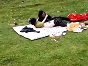 真是损友呀，坏人好事！情侣户外草坪盖着被子做爱寻求刺激，谁知虎逼朋友，过来掀开就跑，美女的阴毛好旺盛！