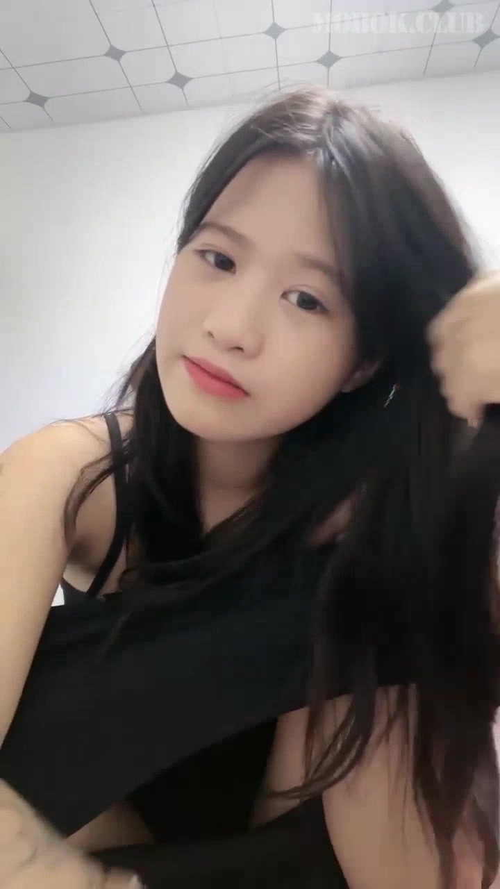 極品清純OO後社會精神小妹,年紀輕輕不學好,紋身抽煙紫薇,重點是嫩