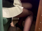 【真实乱伦】网吧里调教30岁亲姐姐自慰，电击阴蒂姐姐没忍住在网吧里直接叫了起来，再拉到女厕所玩尿内射