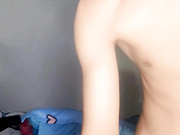 颜值不错的大奶小湿妹全程露脸跟小哥激情啪啪，口交大鸡巴乳交玩弄，听狼友指挥激情上位无套后入，呻吟可射