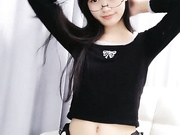 娇滴滴极品美女！高颜值有很骚！牛仔短裤扭腰摆臀，脱下内裤揉穴，多毛骚逼近距离特写，低低呻吟娇喘